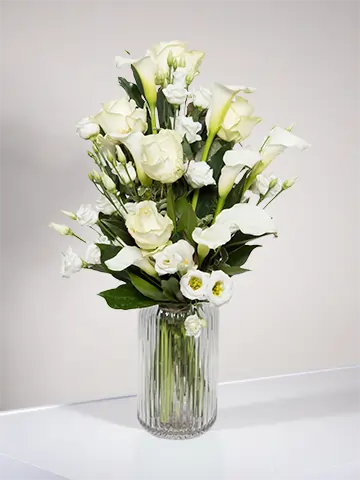 Mazzo bianco di rose calle e lisianthus